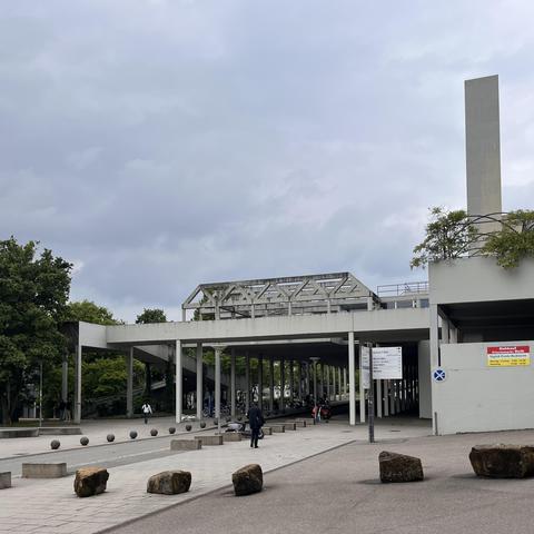 Aufgang zum Mensagebäude, Betonsäulen über einer Straße