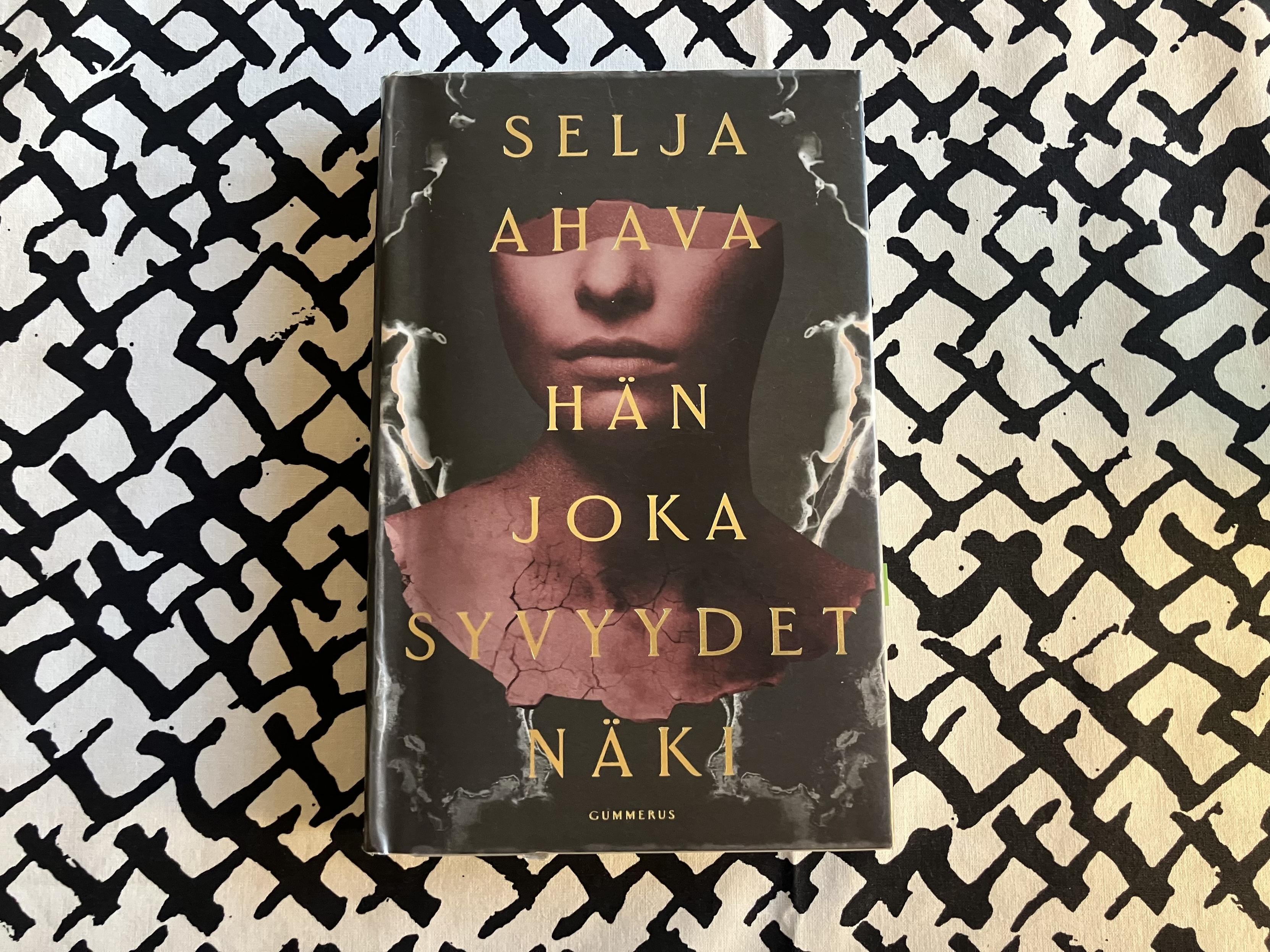 Kirjan kansi:
Selja Ahava: Hän joka syvyydet näki. Gummerus.