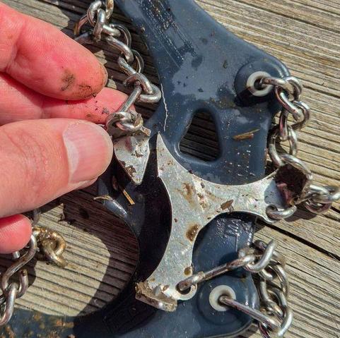 Microspikes with a broken metal plate