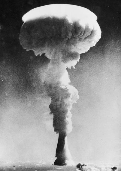Der Atomtest Grapple 1 am 15. Mai 1957. Er galt als Großbritanniens erster Wasserstoffbombentest, war jedoch in Wirklichkeit ein technologischer Fehlschlag.
Quelle: Dutch National Archives, The Hague, Fotocollectie Algemeen Nederlands Persbureau (ANEFO), 1945-1989 bekijk toegang 2.24.01.04 Bestanddeelnummer 921-8049
Lizenz: Public domain