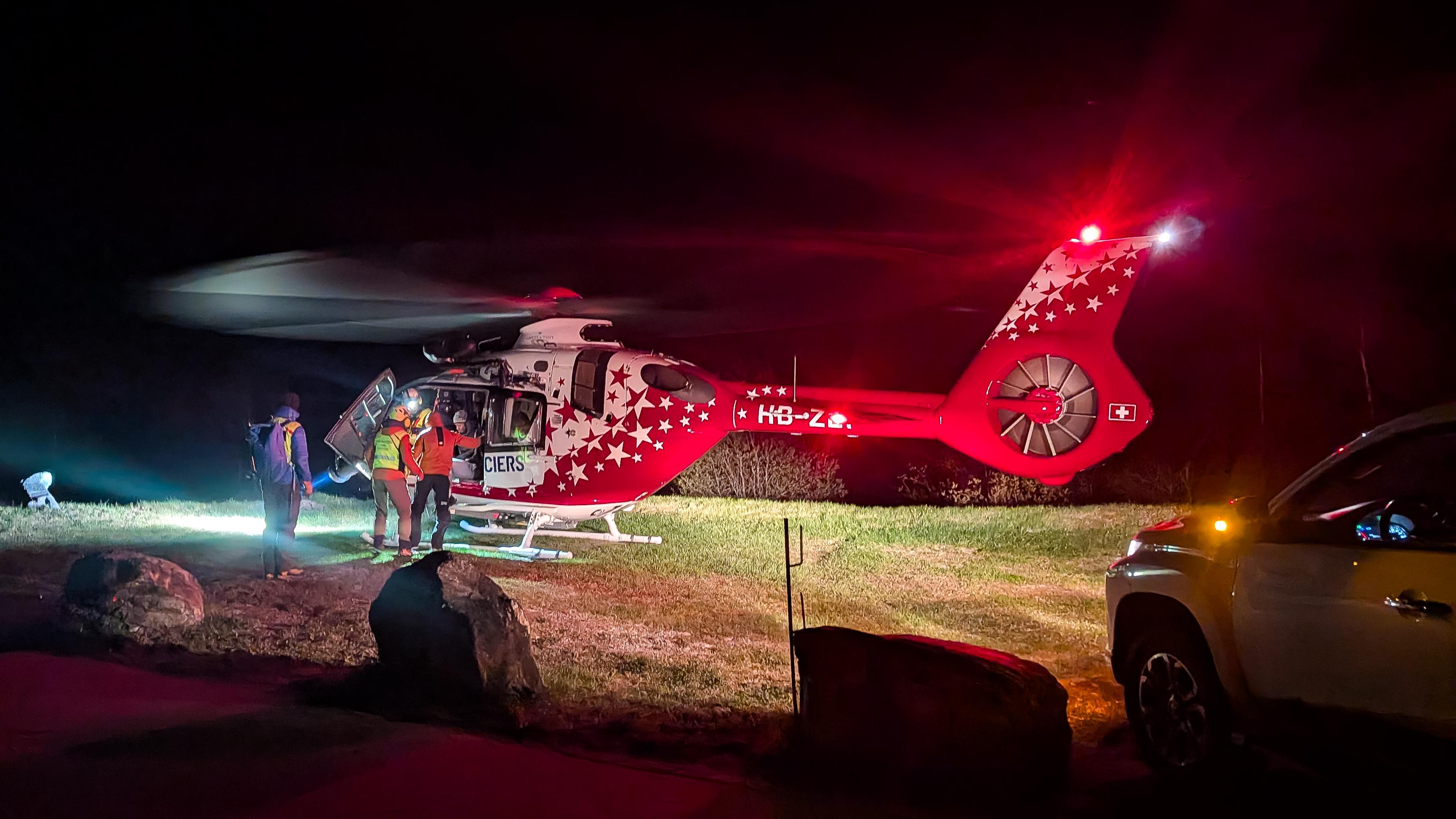 La centrale 144, la colonne de secours d'Anniviers et Air-Glaciers ont mené une opération bruyante la nuit du 14-15 mai pour retrouver et extraire six jeunes perdus dans la région de Tracuit. Merci aux habitants de Zinal pour leur patience.