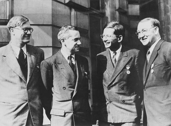 Von links nach rechts: William Penney, Otto Frisch, Rudolf Peierls und John Cockcroft im Jahr 1946
Autor: Los Alamos National Laboratory (https://web.archive.org/web/20110813050257/http://www.lanl.gov/history/full_size.php?photo_id=925&story_id=10&page_num=4&row_num=18&photo_num=21 archive)
Lizenz: Copyright 2010-11 LANS, LLC All rights reserved