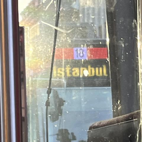 Schlechtes Foto einer Fahrtrichtungsanzeige einer Freiburger Straßenbahn mit dem Ziel "Istanbul" (vermutlich fährt sie zum Public Viewing am Stadion ...).