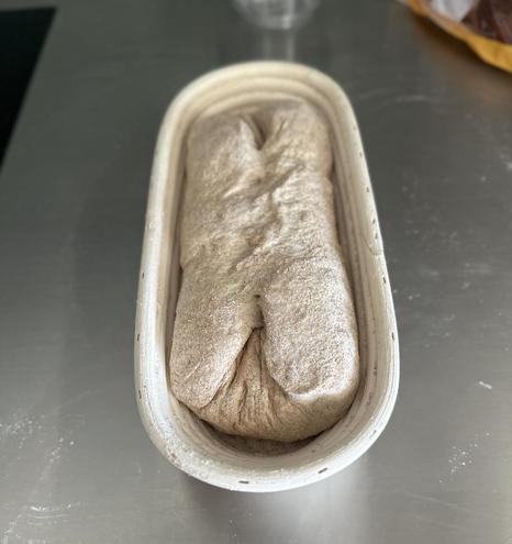 Der fertig geformte Teigling liegt nun mit Schluss nach Oben im Gärkörbchen bereit zur Gare.