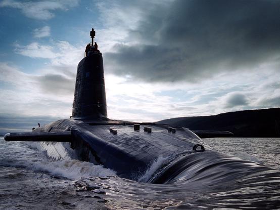 HMS Victorious, eines von vier U-Booten der Royal Navy mit ballistischen Raketen der Vanguard-Klasse, verlässt HMNB Clyde
Quelle: LA(phot) Mez Merrill/MOD
Lizenz: OGL v1.0