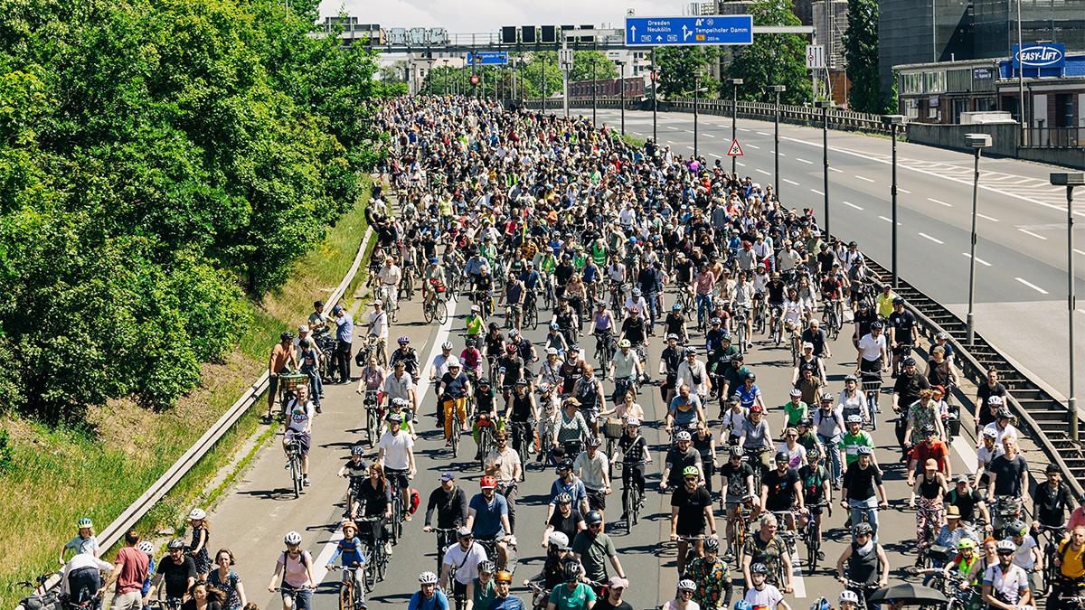 Foto von der Sternfahrt 2025 in Berlin: Das Bild wurde von einer Autobahnbrücke aufgenommen und zeigt Tausende Radfahrende, die auf der Autobahn fahren. Die Masse an Radfahrenden erstreckt sich auf dem Bild vom Vordergrund bis zum Horizont. Im <br />Hintergrund sind Autobahnschilder zu sehen. Foto von der Sternfahrt 2025 in Berlin: Das Bild wurde von einer Autobahnbrücke aufgenommen und zeigt Tausende Radfahrende, die auf der Autobahn fahren. Die Masse an Radfahrenden erstreckt sich auf dem Bild vom Vordergrund bis zum Horizont. Im <br />Hintergrund sind Autobahnschilder zu sehen.