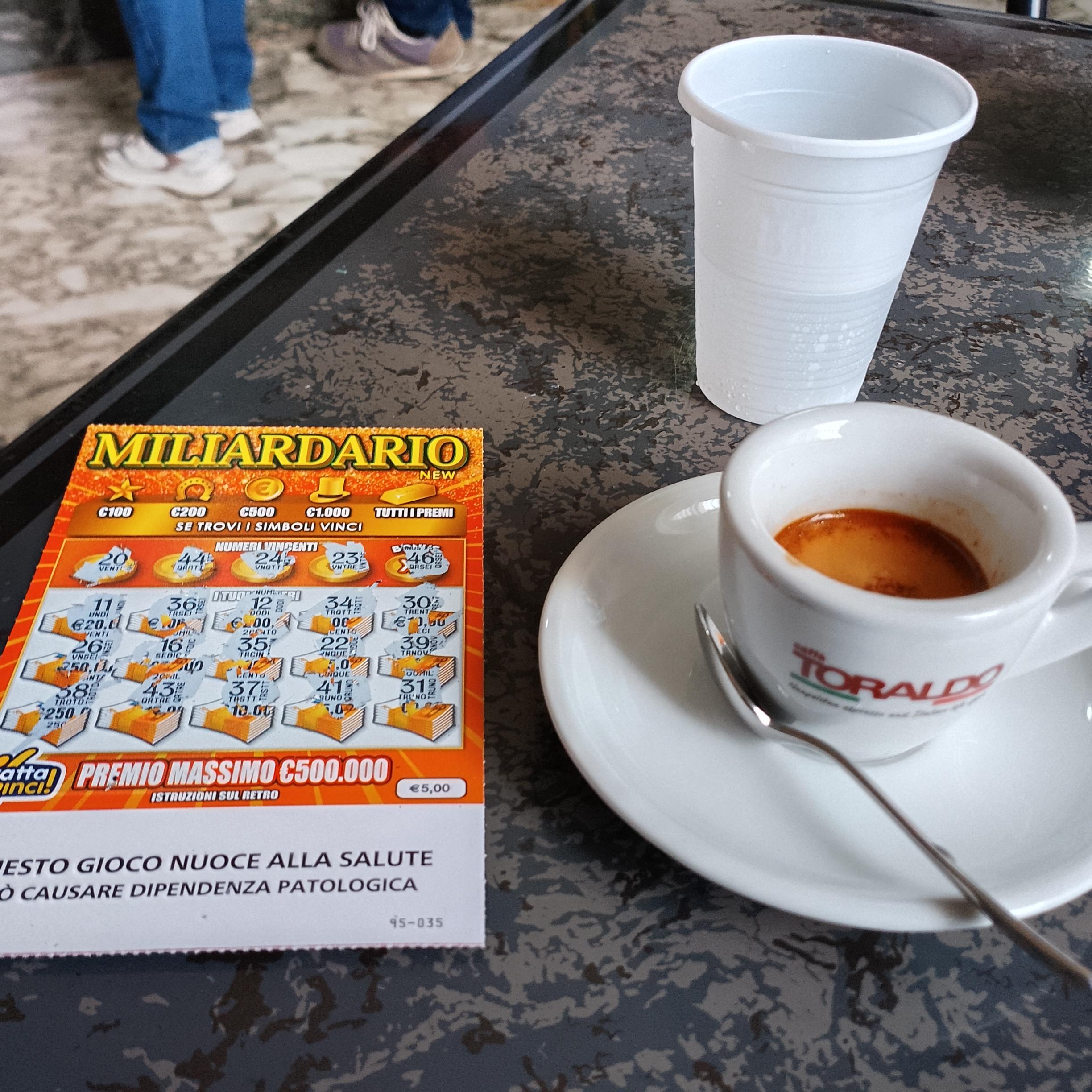 Gratta e vinci da 5€ e caffè amaro