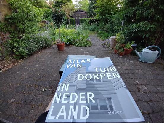 Cover van het boek, en de tuin als setting