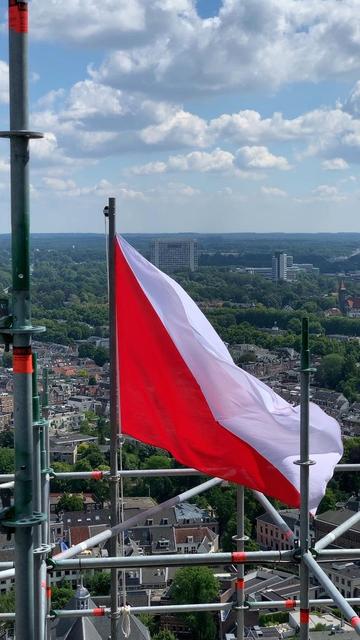 De vlag van de stad Utrecht (onderste diagonaal rood, bovenste wit) wapperend boven de stad