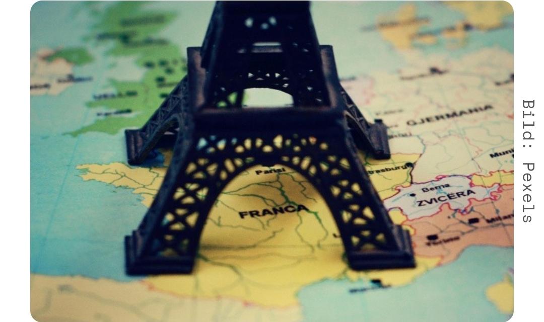 Landkarte mit Frankreich der Eiffelturm steht auf dem Land