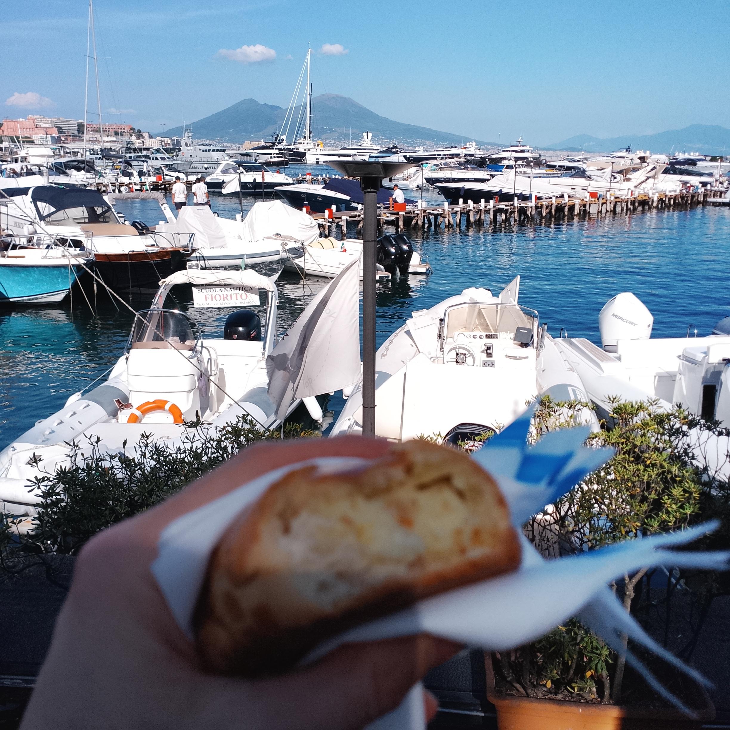 Sfogliatella sul porto turistico di Napoli