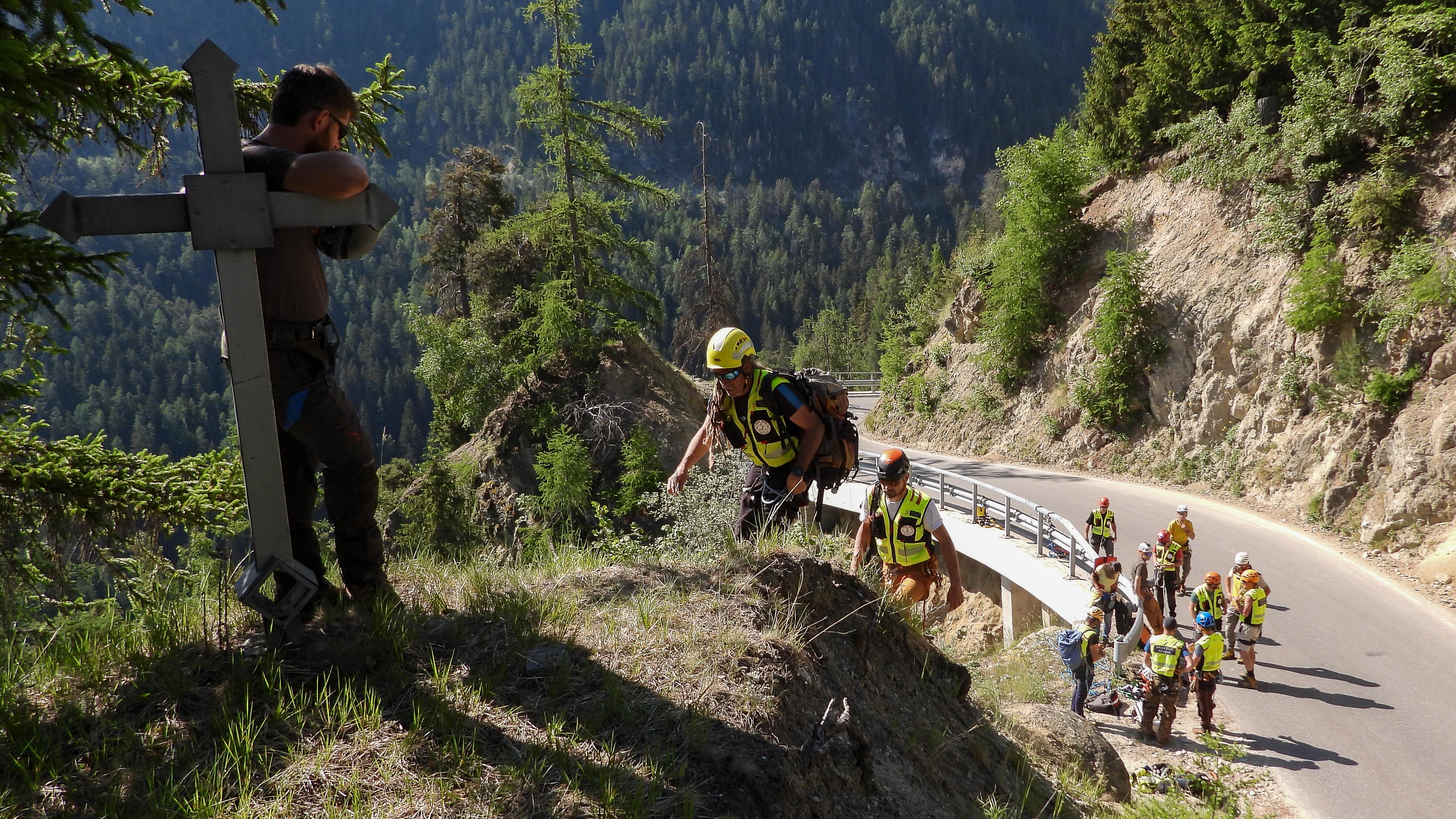 Le 29 mai le cous d'été du secours régional à Vercorin entrainait plusieurs scénarios en contrebas de la route d'Anniviers. Retrouvez les photos de cette journée sur https://osr6.ch/cours-ete-2026/