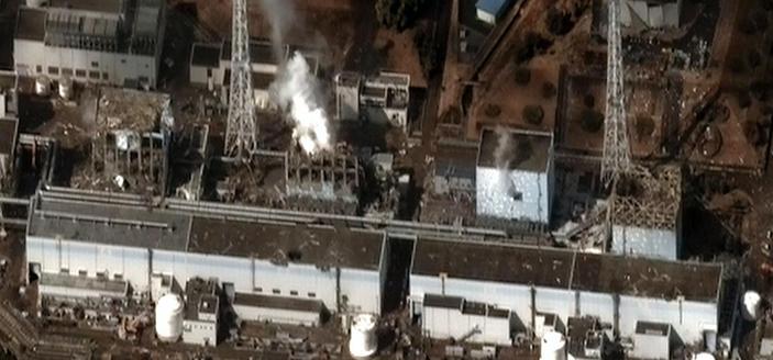 Satellitenfoto der Reaktorblöcke 1 bis 4 (von rechts nach links) am 16. März 2011 nach Flutwelle, Explosionen und Bränden
Autor: Digital Globe - Earthquake and Tsunami damage-Dai Ichi Power Plant, Japan
Lizenz: CC BY-SA 3.0