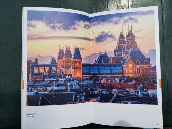 Mooie avondlichtfoto van het Rijksmuseum. Illustratie uit het boek.