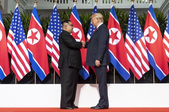 Kim Jong-un und Donald Trump beim Gipfeltreffen am 12.06.2018
Autor: Shealah Craighead
Lizenz: Public domain