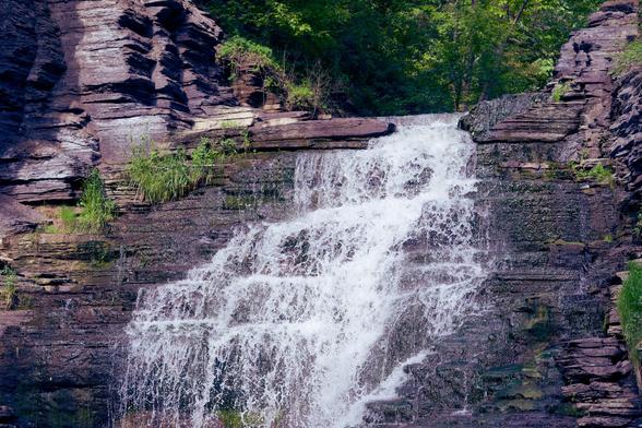 water cadcades through shaly gap