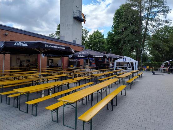 Ein mit Biertischgarnituren bestuhlter Feuerwehrhof ist zu sehen