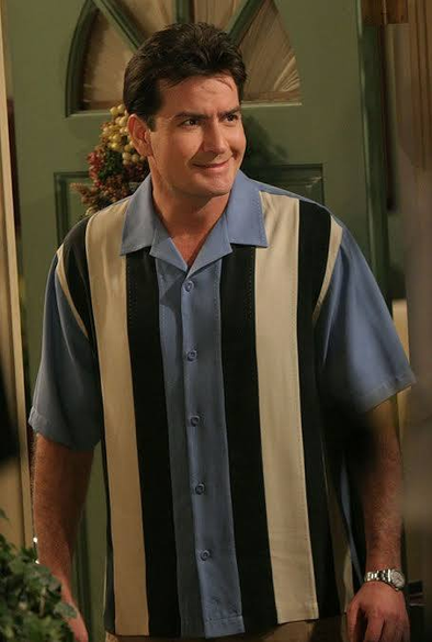 Charley Sheen in Two and a half man. mit einem gestreiften Bownling shirt.