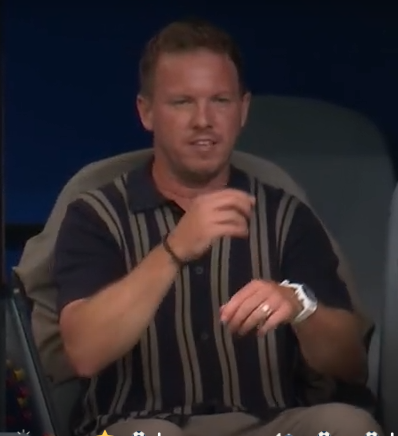 Nagelsmann beim Spiel Deutschland gegen Curacao in einem gestreiften Bowling hemd.