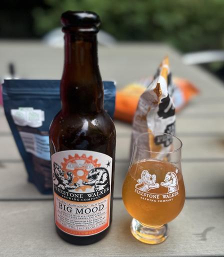 Eine Flasche «Big Mood», daneben ein kleines Probierglas mit goldenem Sauerbier.