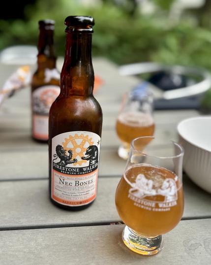Glasflasche, Nec Bones mit halb gefülltem goldgelbem Bierglas.