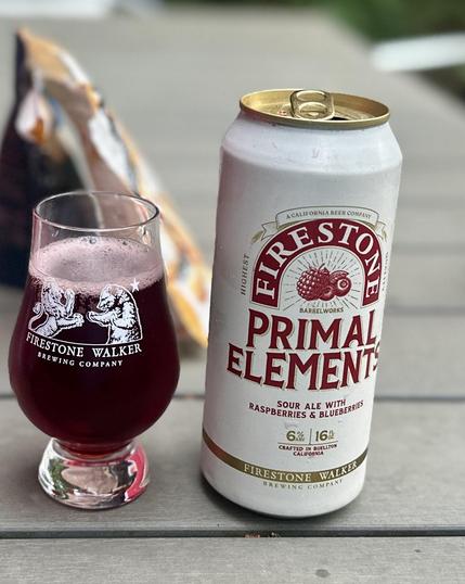 Eine Aludose «Primal Elements», daneben ein rosa/rot gefülltes Probierglas.
