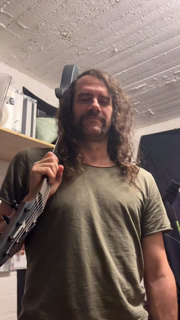 Um das neue Massagegerät: eine Gitarre