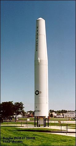 Die hier gezeigte PGM-17 Thor-Rakete weist große Ähnlichkeit mit der Thor-Rakete auf, die bei allen Atomtests der Typen Bluegill, Starfish und Kingfish im Rahmen der Operation Fishbowl zum Abschuss des Atomsprengkopfs verwendet wurde.
Quelle: United States Air Force Museum - http://www.centennialofflight.gov/essay/Dictionary/THOR/DI163.htm
Lizenz: Public domain