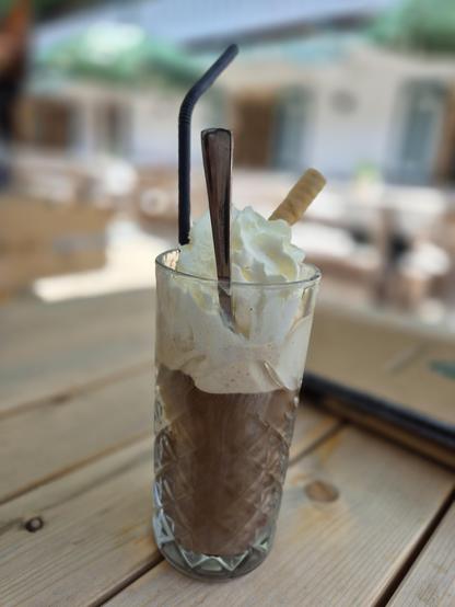 Picture of a glass of ice coffee