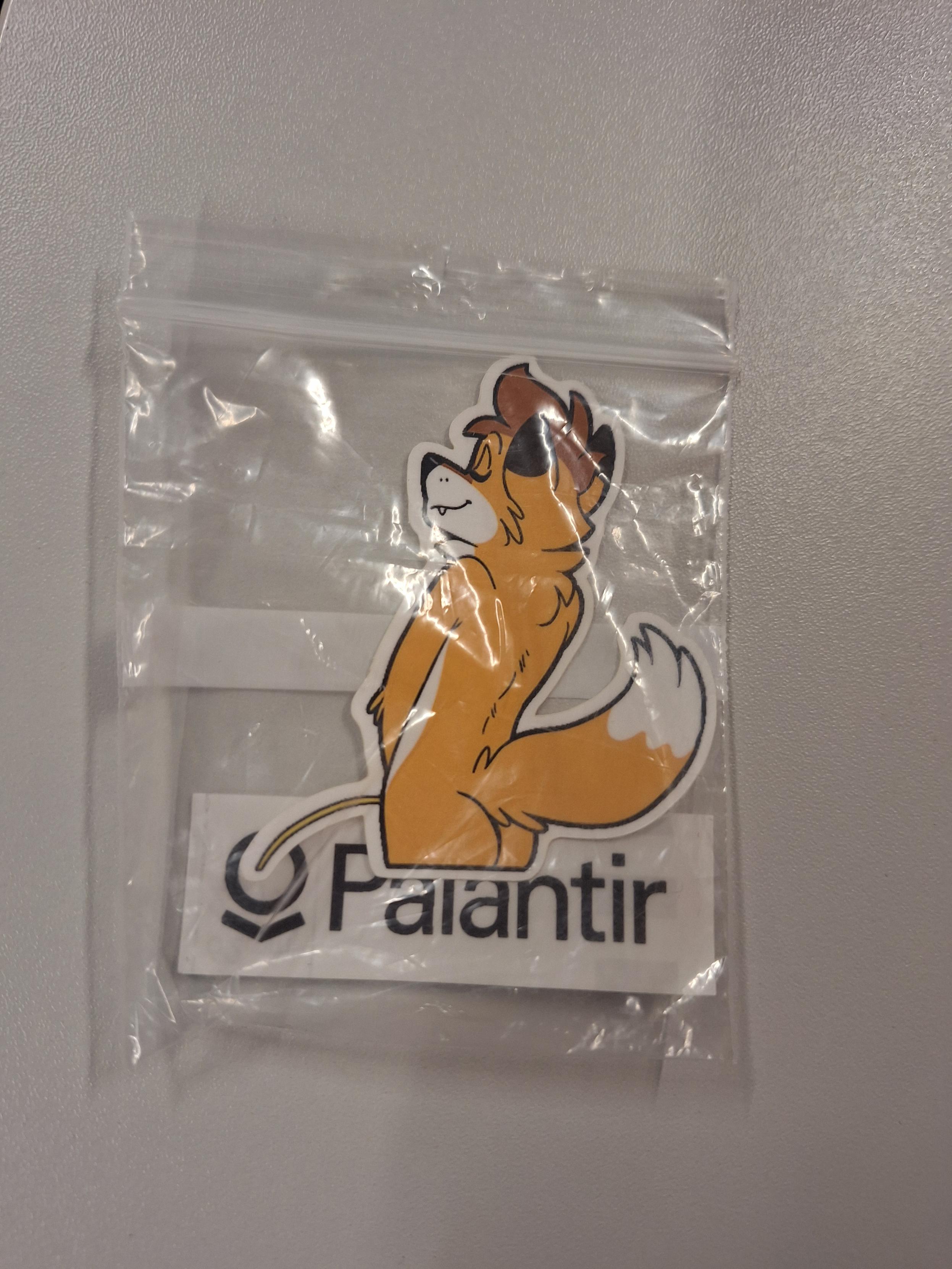 Foxbrush pinkelt auf einen Palantir Sticker 