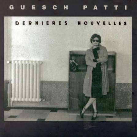 Album dernières nouvelles, noir et blanc, guesch debout adossée