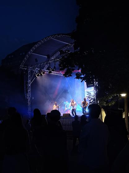 Band spielt am Unicampus auf.