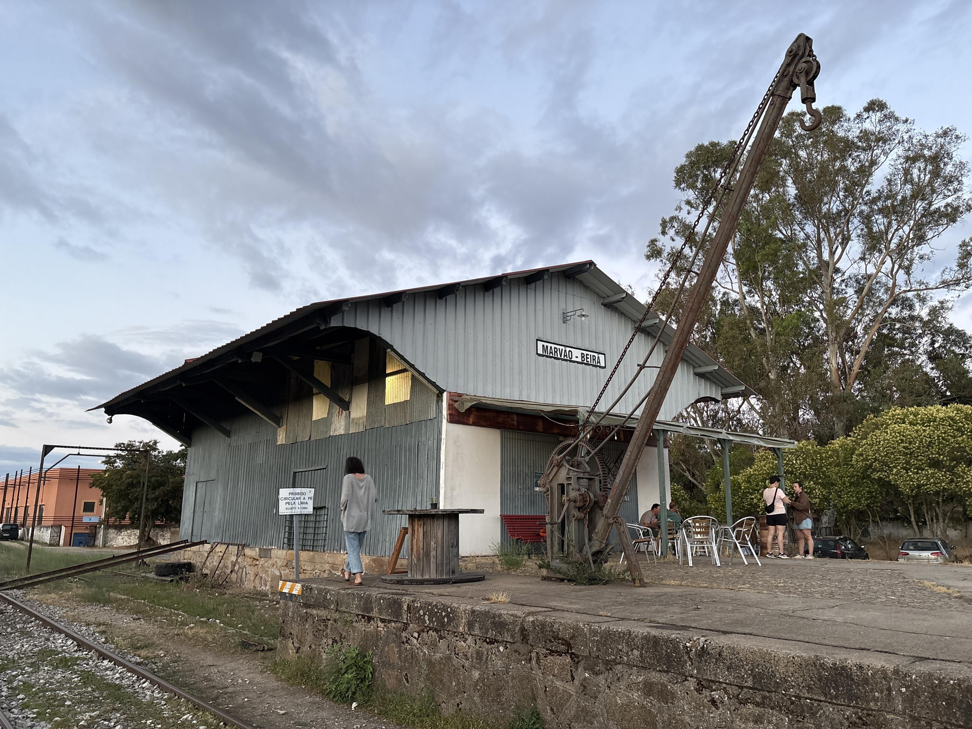 Estación Marvao Beira, caída de la tarde, vías del tren