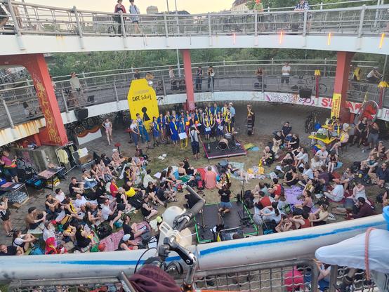 Radspirale am Rollerdamm, darin eine Menge Menschen und Performer*innen