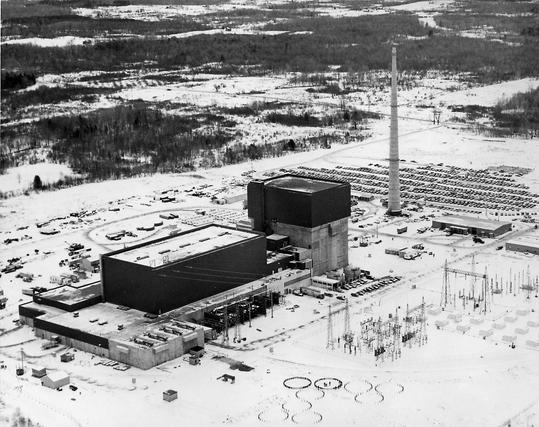Luftaufnahme des FitzPatrick Kernkraftwerk aus dem Jahr 1973. Das 821.000-Kilowatt-Kernkraftwerk FitzPatrick am Ufer des Ontariosees in der Stadt Scriba in der Nähe von Oswego sollte 1973 fertiggestellt werden. Die New York State Power Authority berichtete, dass das Kraftwerk zum Zeitpunkt der Aufnahme dieses Fotos zu 80 Prozent fertiggestellt war. Der Siedewasserreaktors ist baugleich mit dem explodierten Reaktor 1 im Kernkraftwerk Fukushima Daiichi.
Quelle: ENERGY.GOV - HD.6D.339
Lizenz: Publ…
