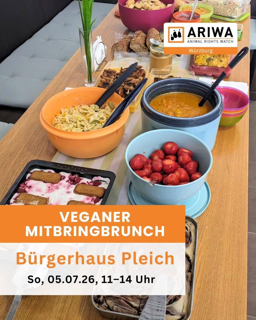 Üppig gedeckter Tisch mit veganen Speisen für einen Mitbringbrunch. Zu sehen sind: eine orangefarbene Schüssel mit Nudelsalat, ein Thermosbehälter mit Suppe, eine hellblaue Schüssel mit frischen Erdbeeren, ein Dessert mit Spekulatius-Keksen und Beerencreme, Vollkornbrot, Kekse, verschiedene Aufstriche und weitere Schüsseln mit Beilagen. Oben rechts das ARIWA-Logo mit Ortsangabe Würzburg. Im unteren Bildbereich Text: „Veganer Mitbringbrunch – Bürgerhaus Pleich, So 05.07.26, 11–14 Uhr."