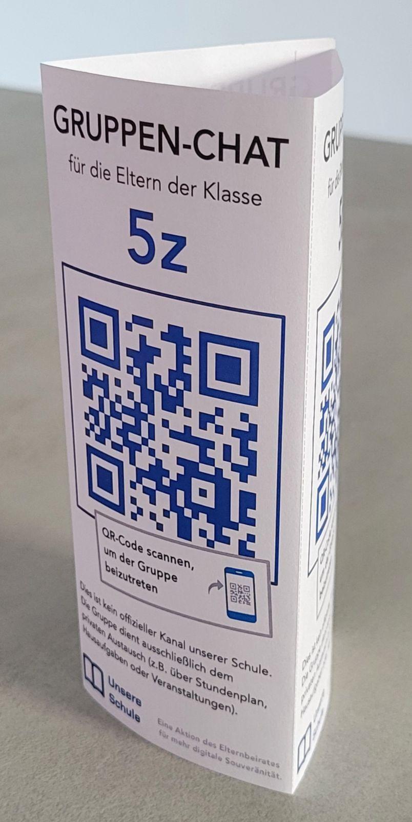 Demo-Tischaufsteller für einen Elternchat der Klasse 5z mit QR-Code und Hinweisen zur Nutzung.