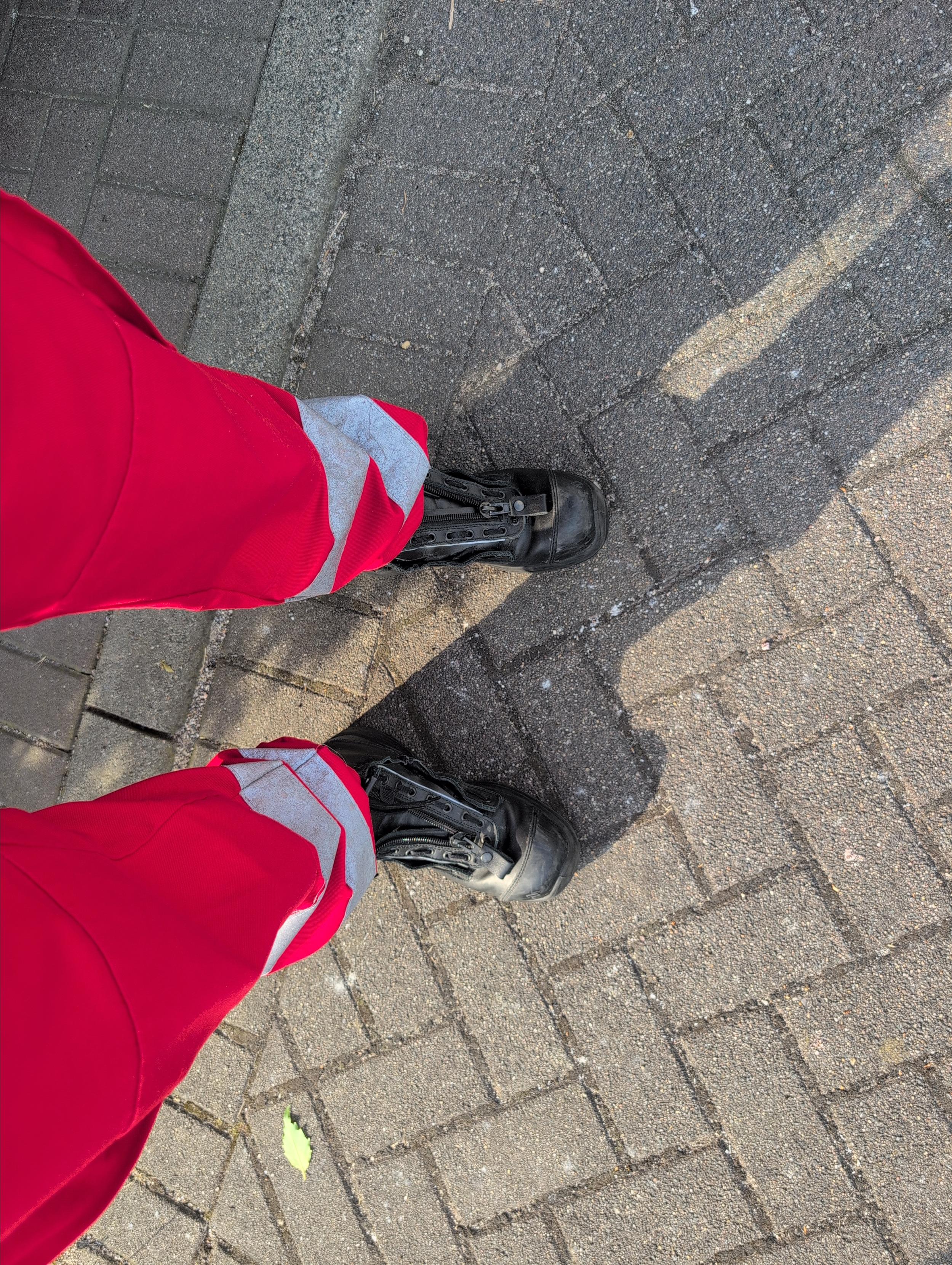 Meine Beine, in langer Rettungsdiensthose und Stiefeln