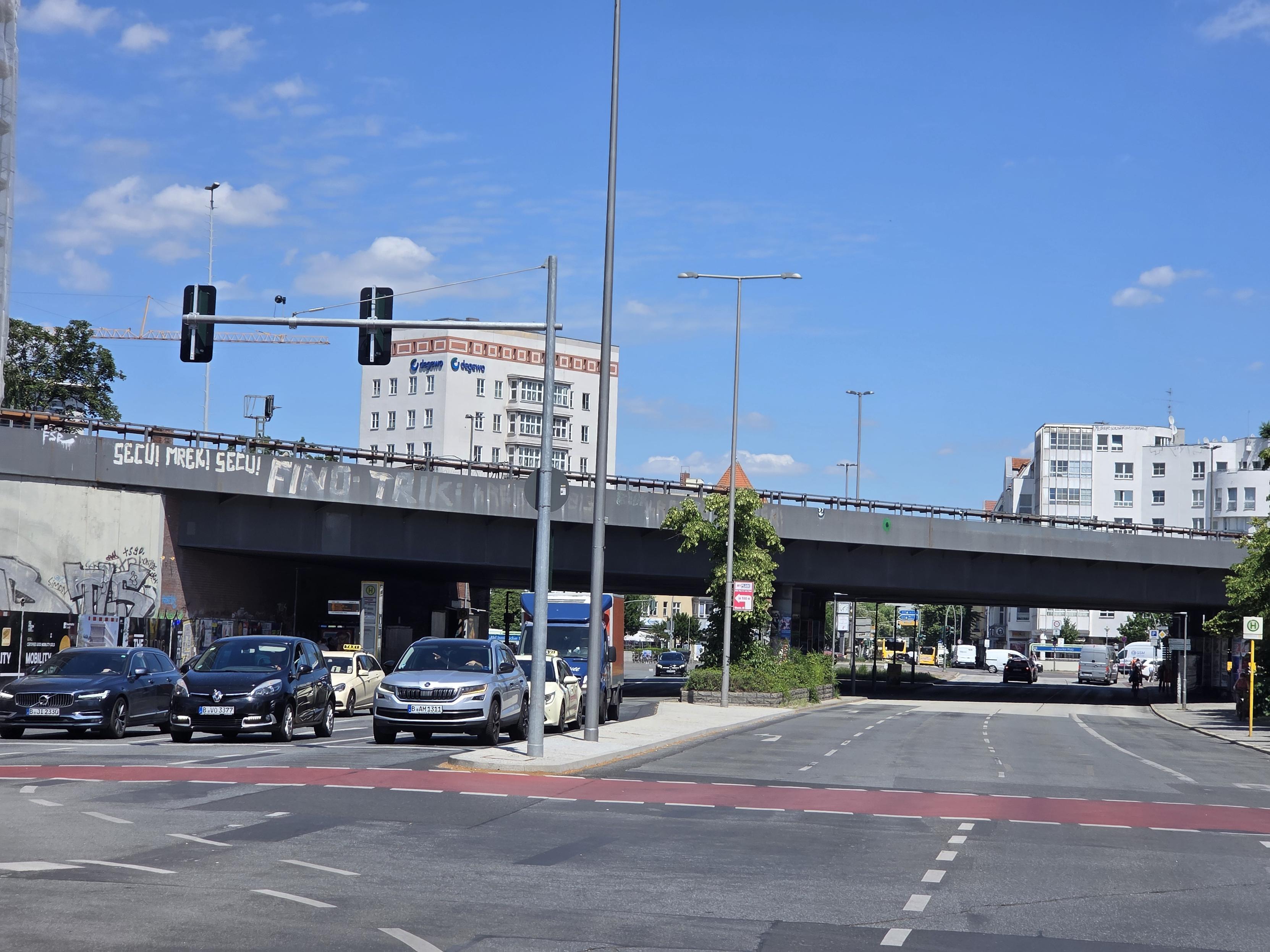Innsbrucker Platz, mehrspurige Straßen, die unter der Autobahn- und Sbahnbrücke hindurchführen, kein Schatten in Sicht, man schmilzt schon beim Hinsehen