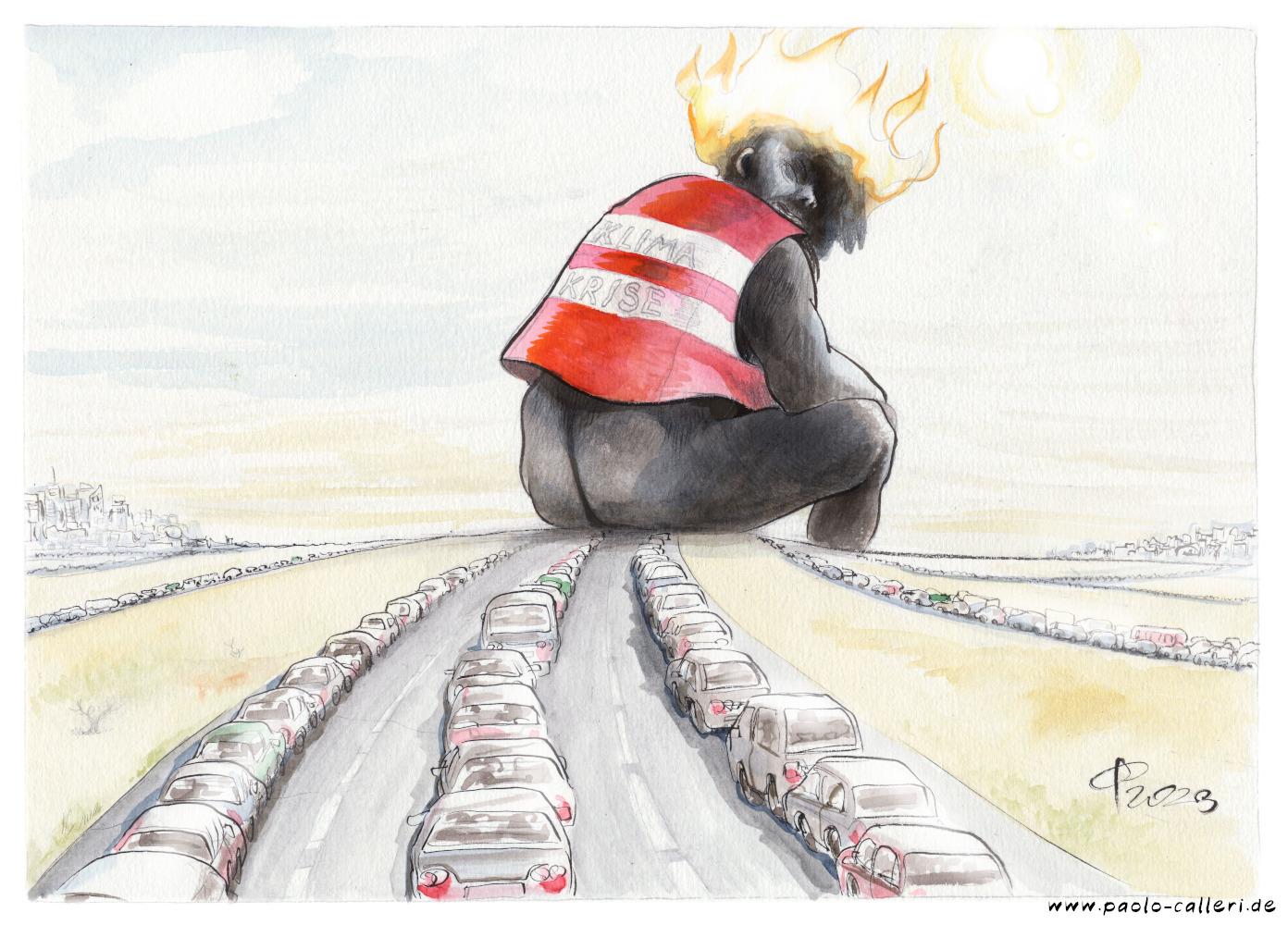 Karikatur "Der Koloss" aus dem Jahr 2023. Ein Riese hat sich auf eine mehrspurige Fahrbahn gesetzt und versperrt Autoschlangen die Weiterfahrt. Er trägt eine rote Warnweste, auf der Klimakrise geschrieben steht. Auf seinem Kopf züngeln Flammen. Wir blicken auf seinen Rücken, seinen kopf hat er zu uns gedreht.