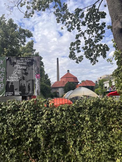 Außengelände Silent Green mit Kuppelhalle und Schornstein
