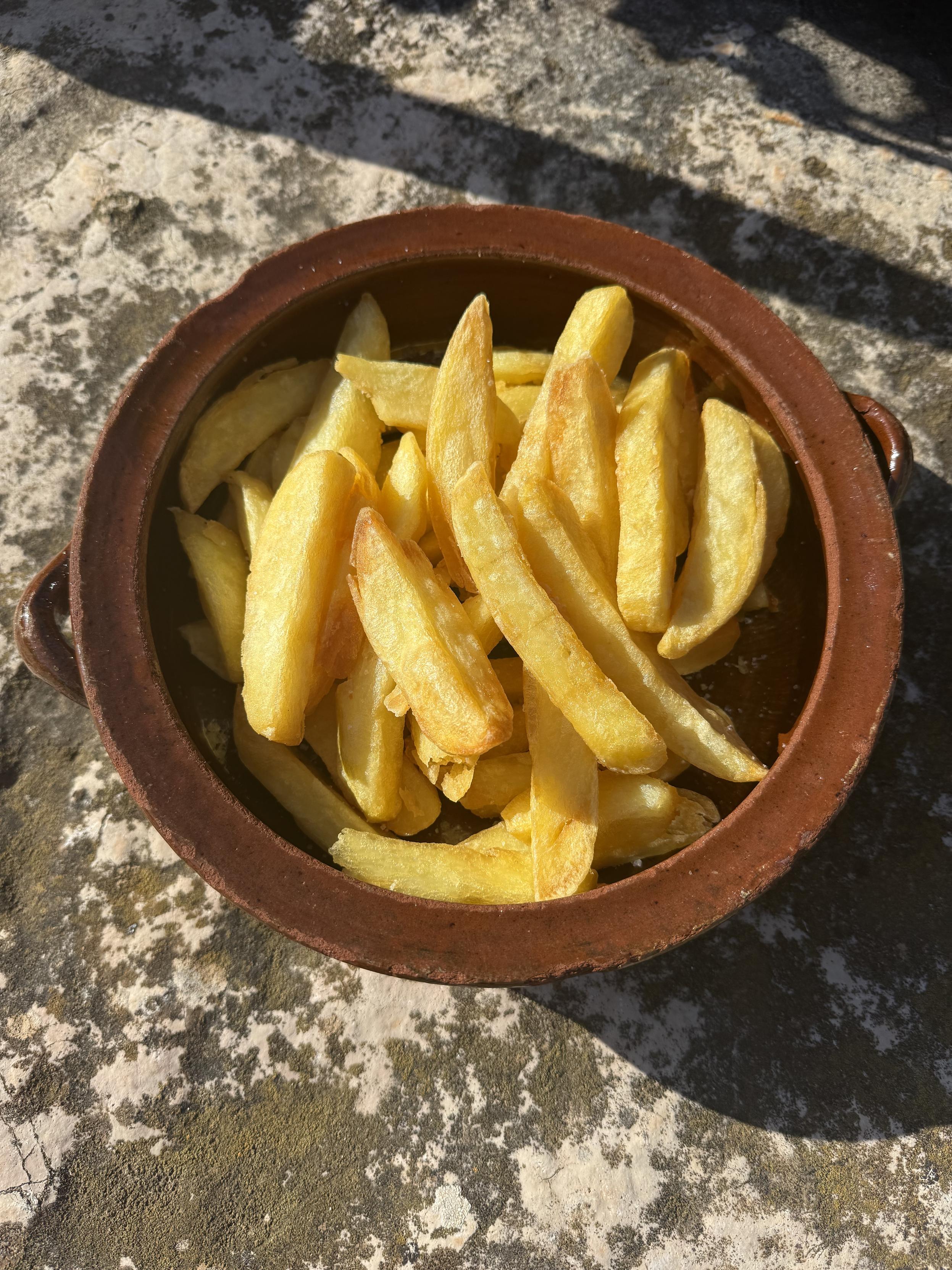 Very crisp, very golden, very hot „French fries“. But they are correctly called either frites (in French) or frieten (in Flemish). And these here are Belgian style. There will be the other ones, too. And a third type. Stay tuned.