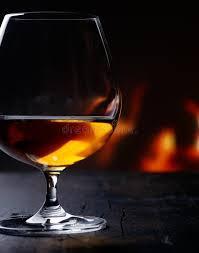 Una copa de brandy junto al fuego, todas y todos acurrucados buscando calor