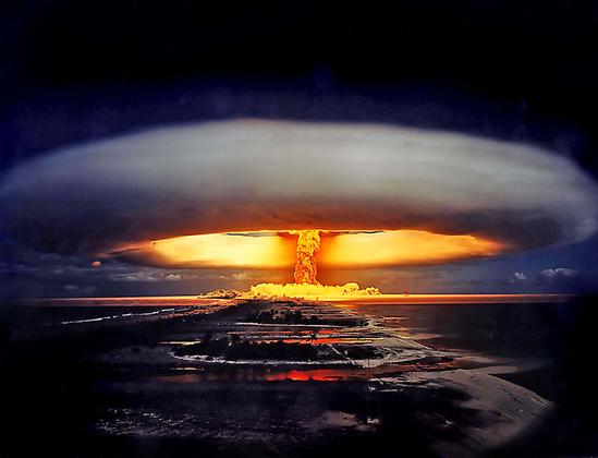 Licorne-Atomtest – Französisch-Polynesien, 1970. Dieser französische Atomtest wurde am 3. Juli 1970 auf dem Fangataufa-Atoll durchgeführt. Die Explosion erzeugte 914 Kilotonnen.
Quelle: Atomic archive (https://www.atomicarchive.com/media/photographs/testing/french/licorne.html)