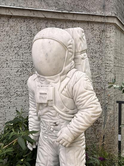 Ein Astronaut im Garten des Restaurant MARS