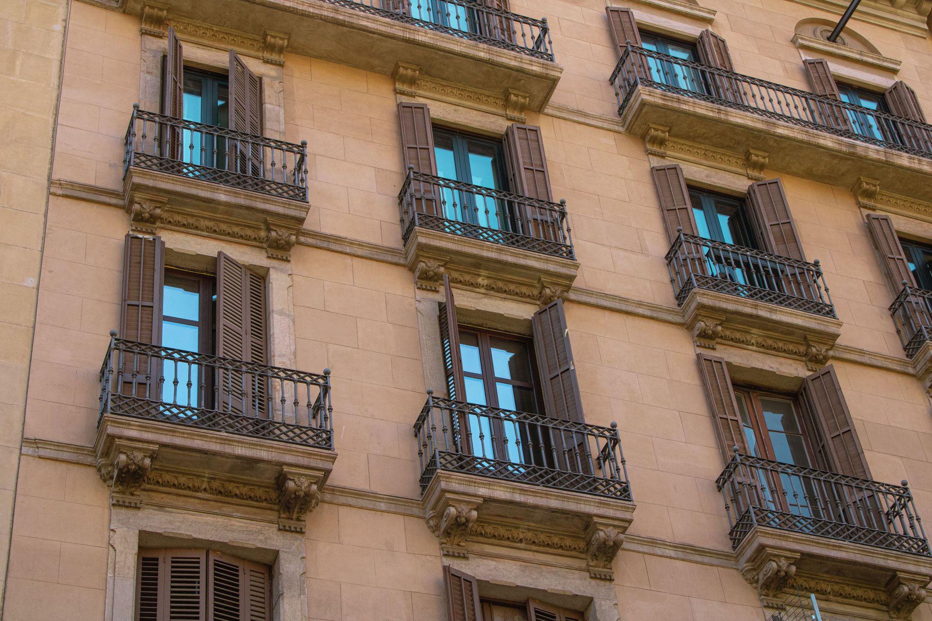 Façana d'un bloc de pisos (iStock/wirestock) (iStock/wirestock)