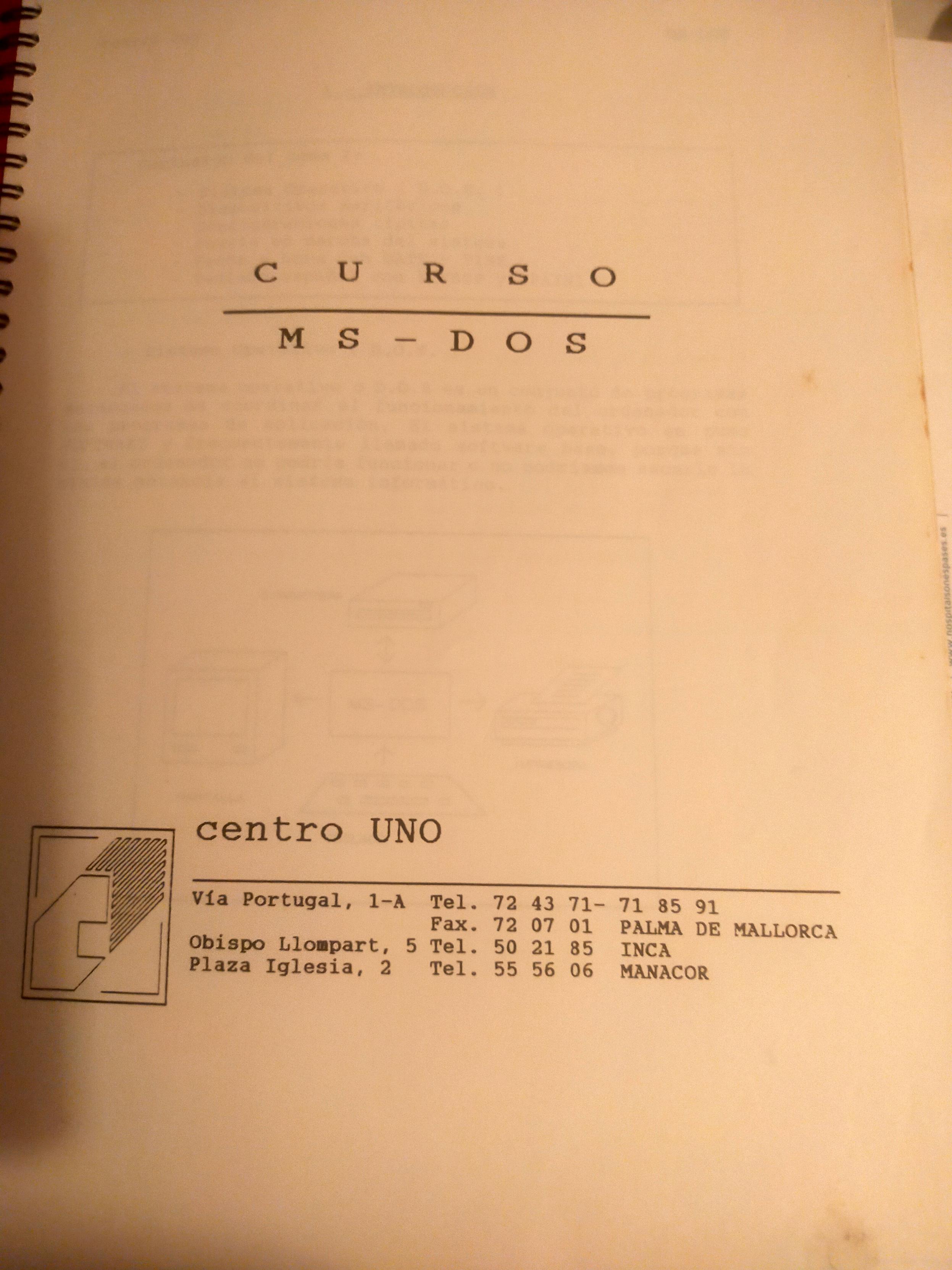 Foto de la portada d'un quadern mecanografiat. 
Text
Curso MS-DOS
Centro Uno El logo de Centro Uno el telefon i la direccións a Palma, Inca i Manacor.