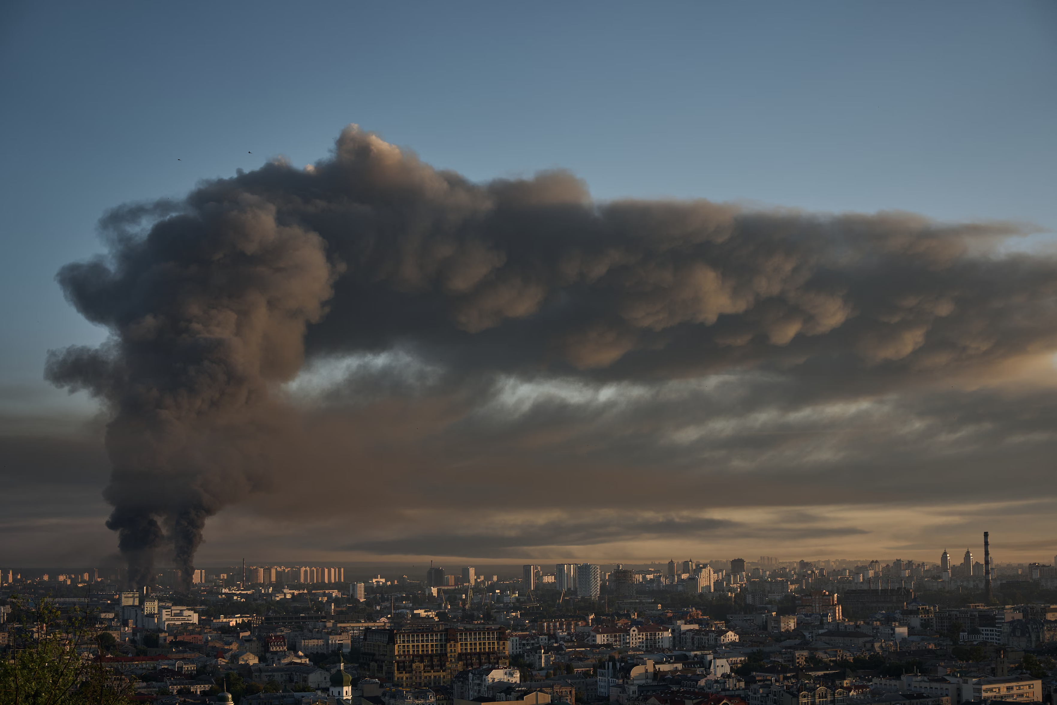 Kyiv, UkraineA large fire burns across Kyiv after an overnight Russian attack. Russia used nearly 500 drones and more than 70 missiles in the hours-long attack on Kyiv and other parts of the country in the early hours of Thursday.Photograph: Kostiantyn Liberov/Libkos/Getty Images #photography #Ukraine #Kyiv