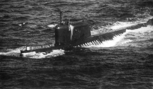 Von Problemen geplagte K-19, außer Gefecht gesetzt im Nordatlantik am 29. Februar 1972. Das Bild wurde an Bord des Flugzeugs der US-Marine aufgenommen.
Autor: Mitarbeiter der US Navy im Dienst
Lizenz: Public domain
