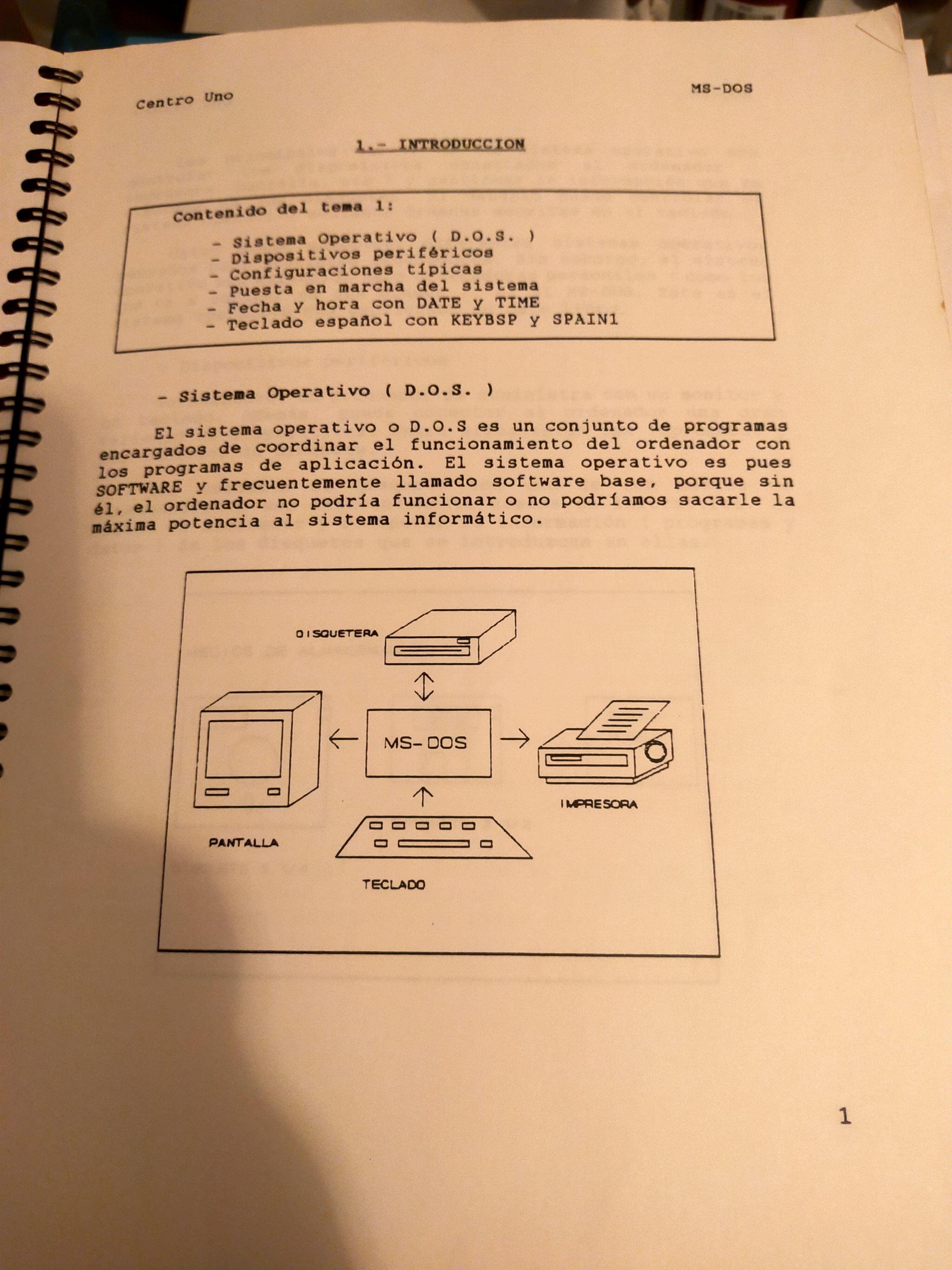 Primera pàgina del manual MS-DOS de l'anterior tuit. Text introductori que descriu el sistema operatiu i una imatge amb les parts de l'ordinador de taula amb un recuadre central que posa MS-DOS.